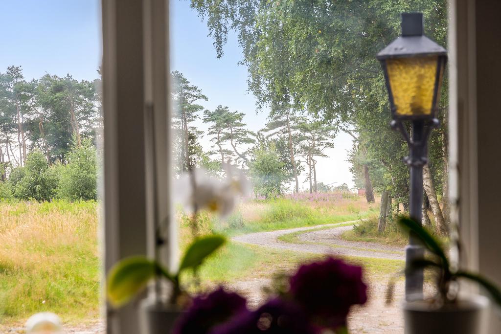 Från köksfönstret möts man av en vy över öppna fält – perfekt sällskap när man lagar mat.
