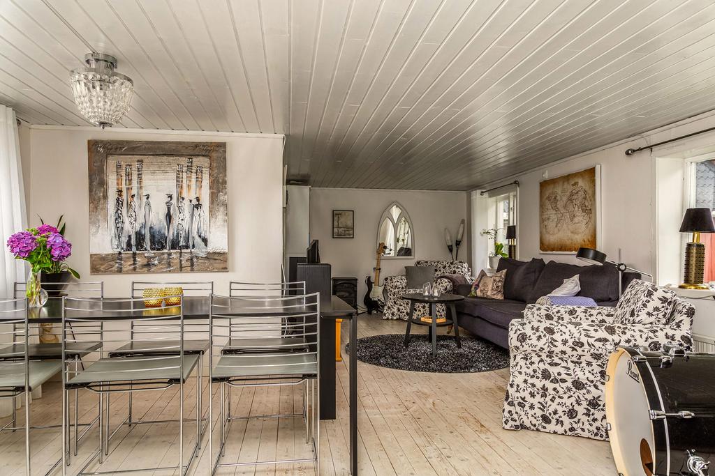 Här kliver man in i ett ombonat vardagsrum med träinslag och gott om plats för både vardagsmåltider och trevliga kvällar med vänner.