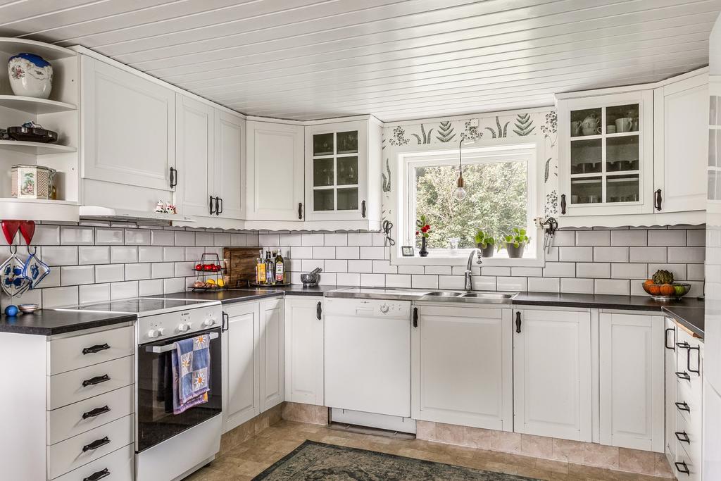 Köket är husets hjärta, med ljusa ytor, praktiska arbetsytor och charmiga detaljer. 