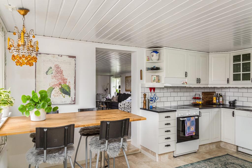 Här möts man med funktion och lantlig charm – ett kök att både arbeta och umgås i.