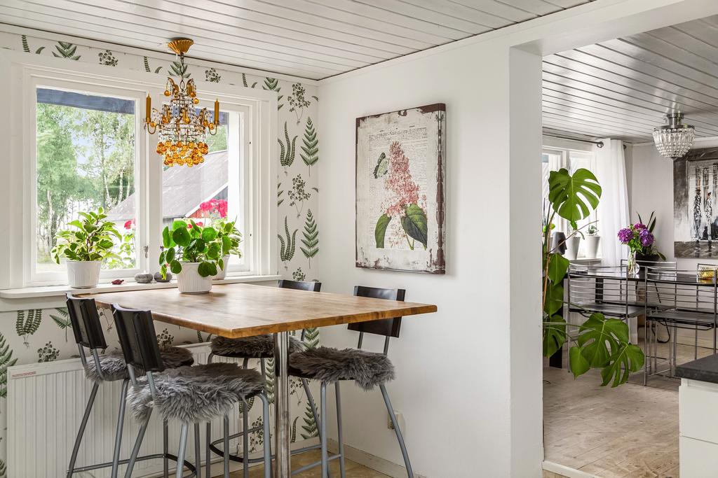 Den här matplatsen blir snabbt favoritplatsen för frukostar med morgonsol och utsikt över trädgården på framsidan av huset.