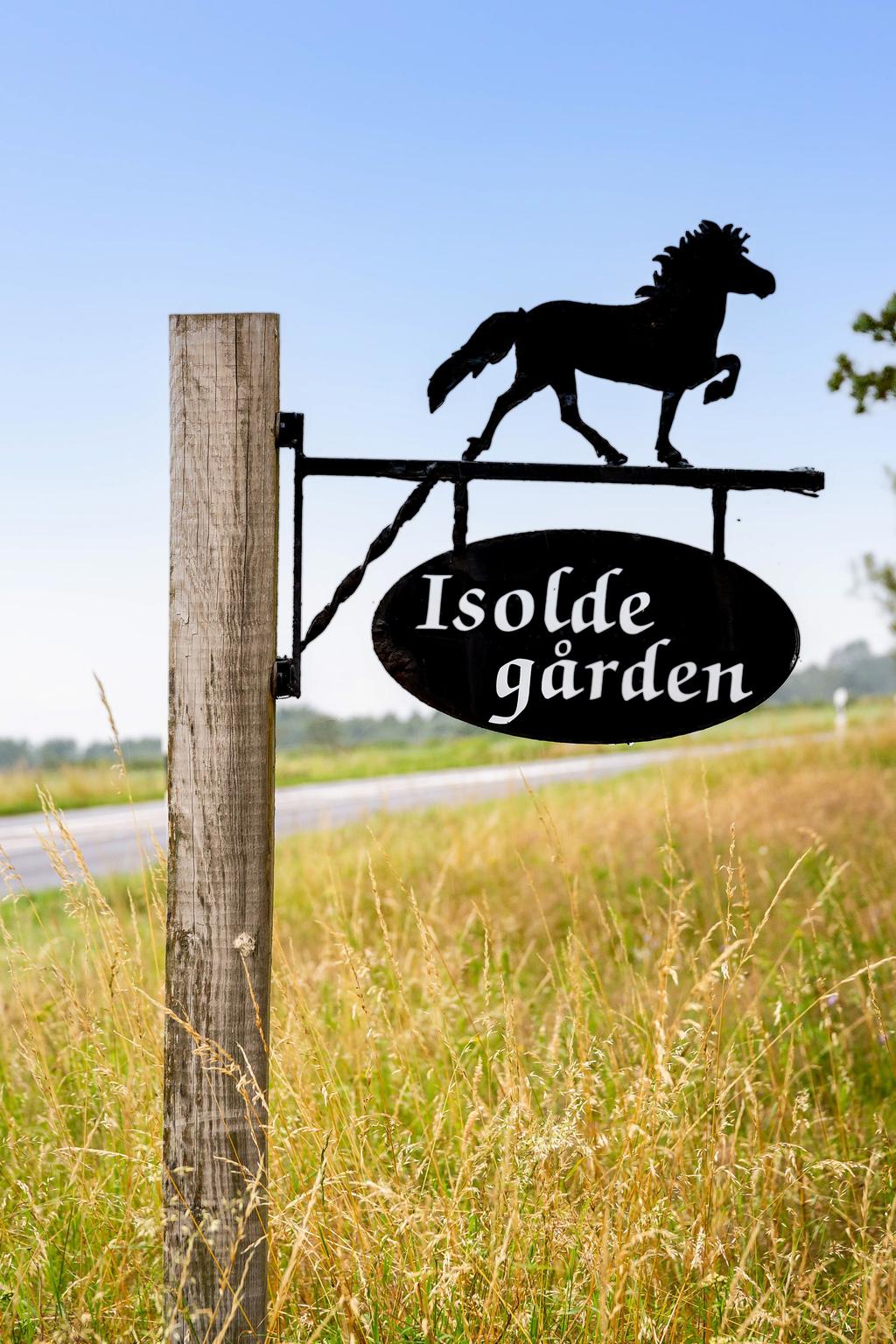 Entréskylt till gården – en välkomnande symbol för hela fastigheten.