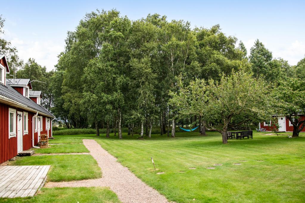 Gårdsplan med gångväg som leder mellan lägenheterna. 