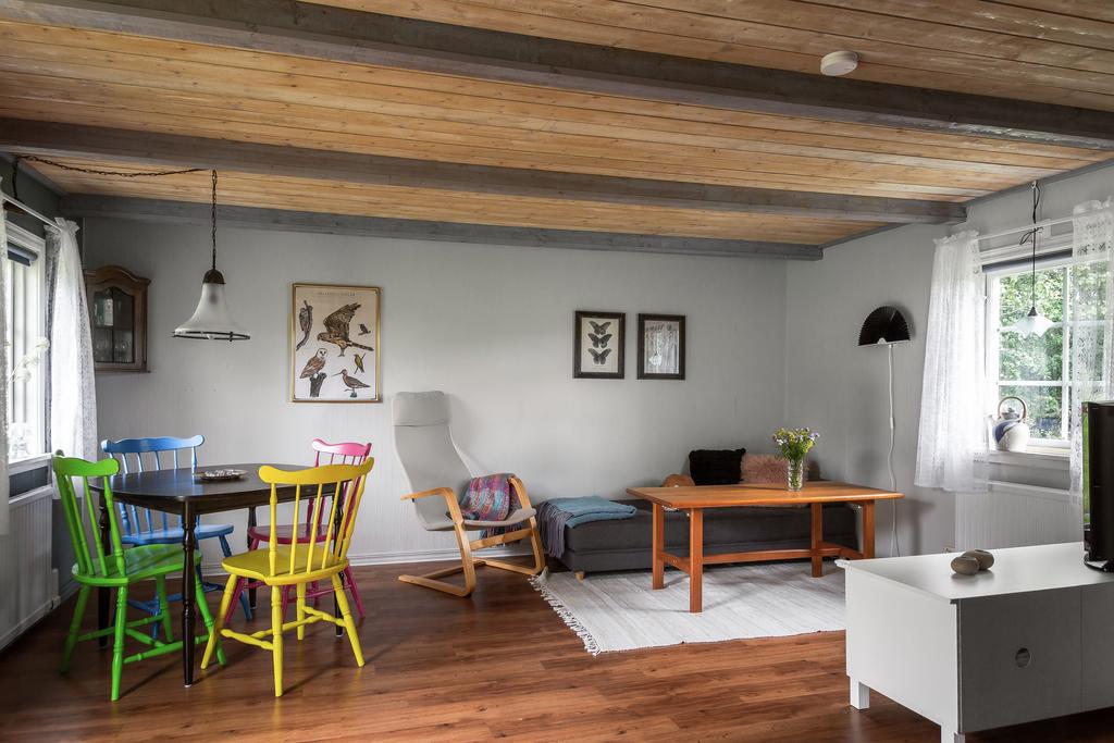 Här finns det gott om utrymme för soffa, matplats och övriga vardagsrumsmöbler som exempelvis fåtöljer, soffbord, tv-bänk och bokhyllor.