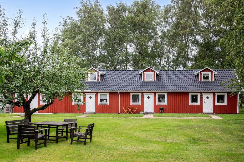 Varje hyreshus har fyra lägenheter, och varje lägenhet har en egen ingång.