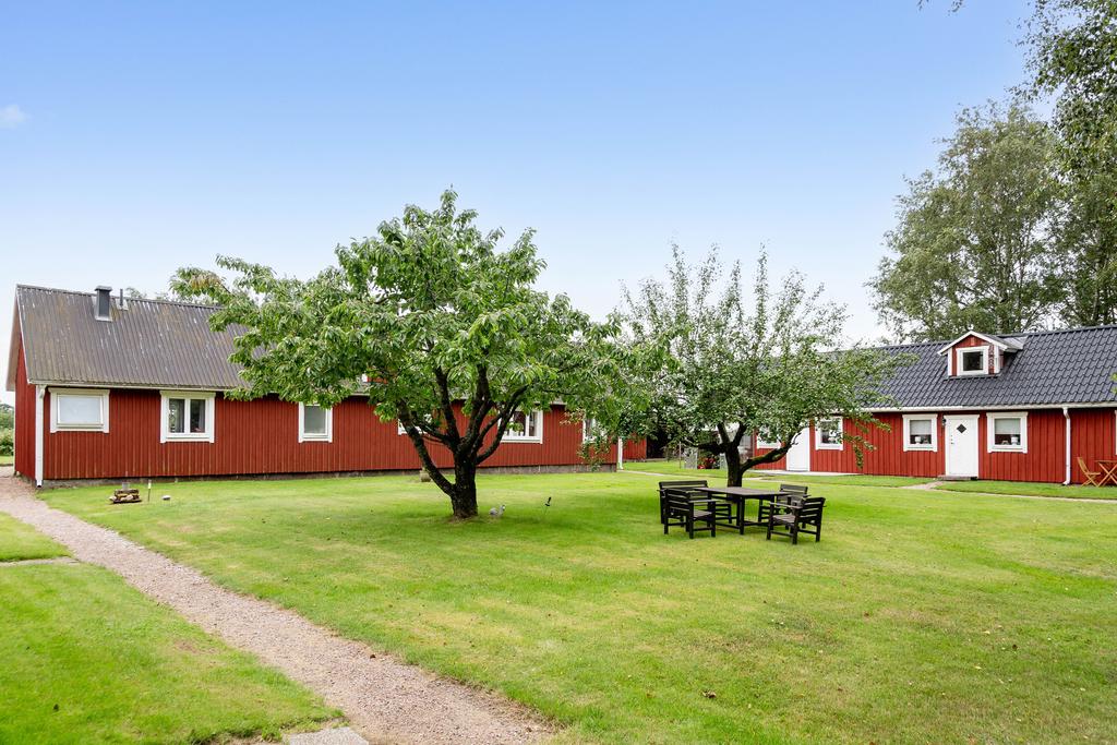 Hyreshusen i harmoni med huvudbyggnaden, sett från gräsmattan.