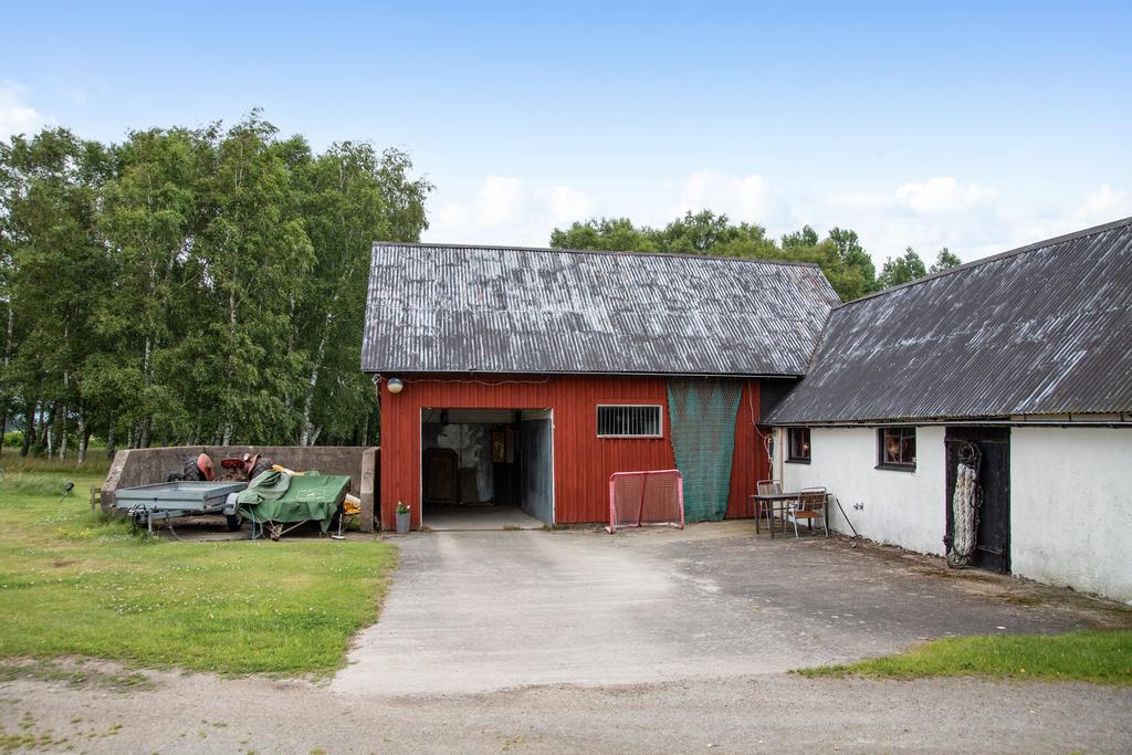 Här välkomnas man av en garagebyggnad som praktiskt nog även är utrustad för att tvätta hästar.