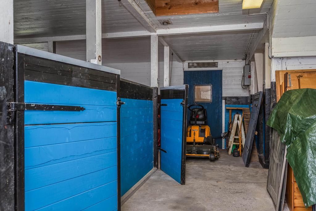 Idag används byggnaden främst som förvaring för maskiner och verktyg, men har potential att bli ett fullt fungerande häststall. Här finns 2-3 fungerande hästboxar. 