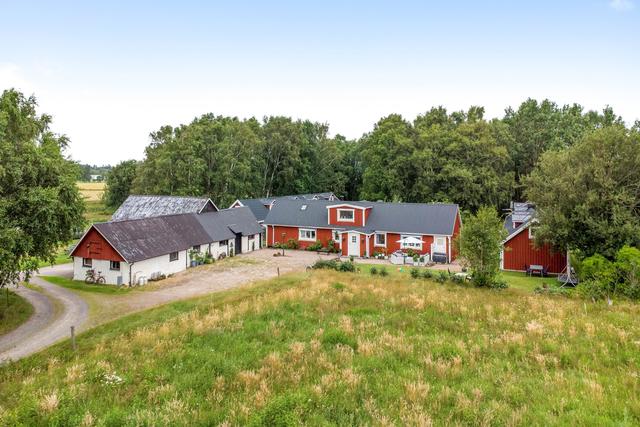Välkommen till Olofsbo 140. En fastighet med många möjligheter!