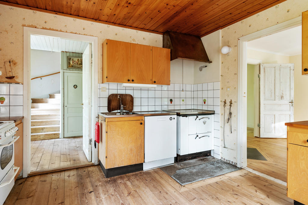Kök med diskmaskin och vedspis