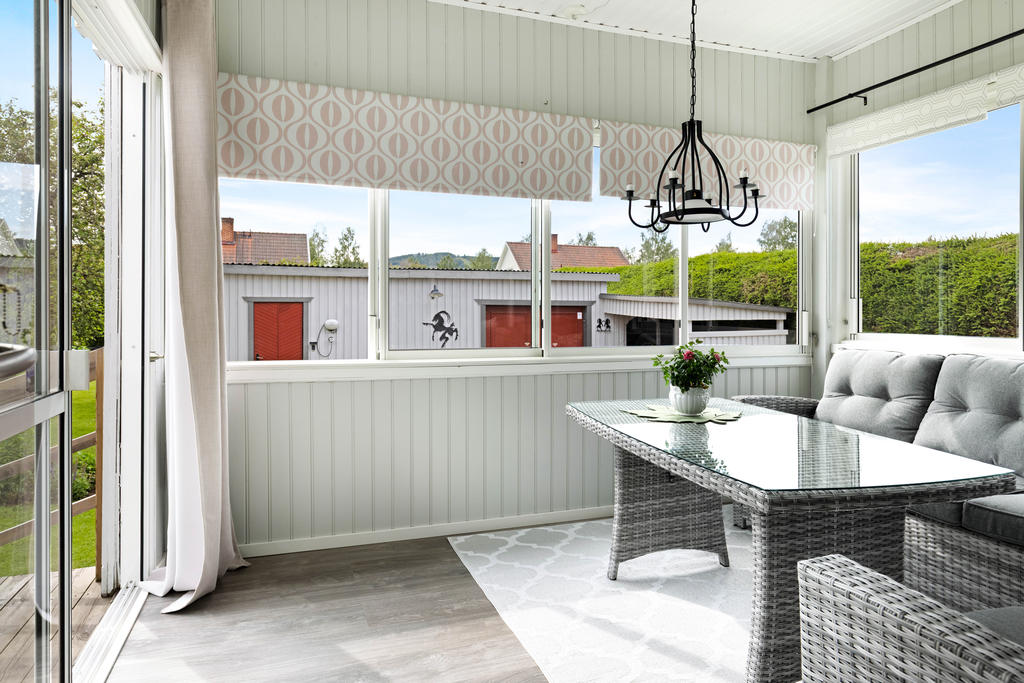Inglasad altan med utgång från vardagsrummet