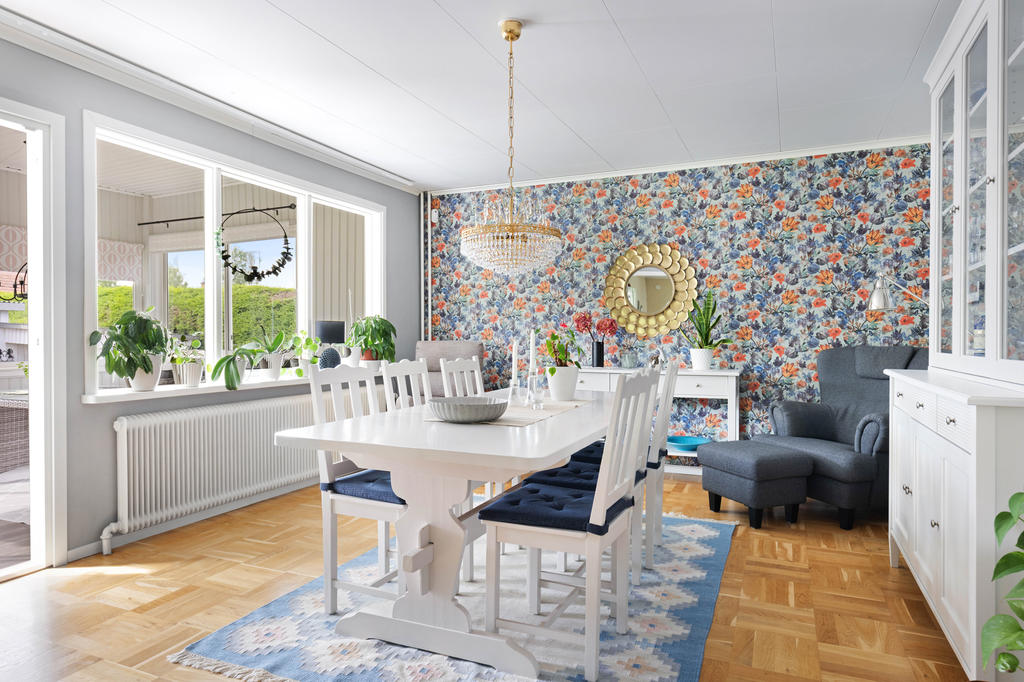 Rymligt vardagsrum med plats för både matbord och soffgrupp