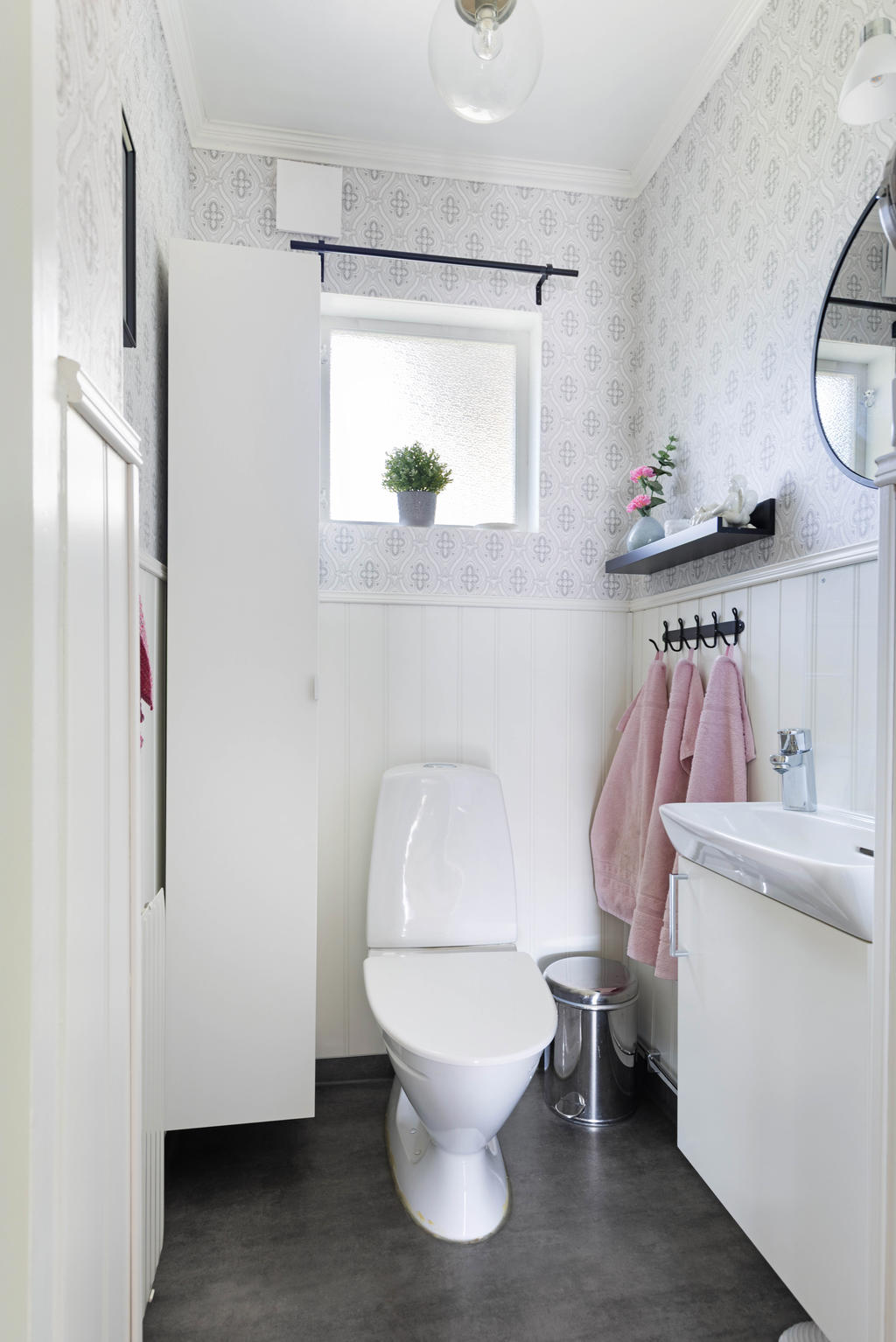 Toalett med wc och handfat