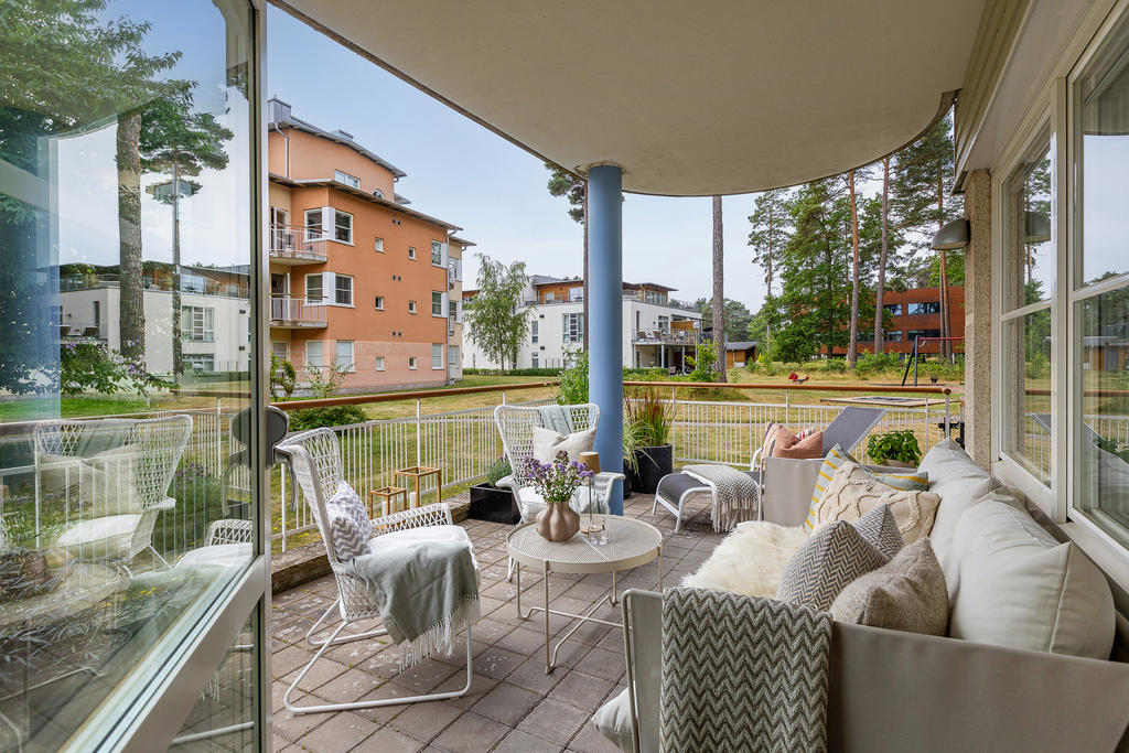 Här får du plats med utegrupp, solstolar & gasolgrill