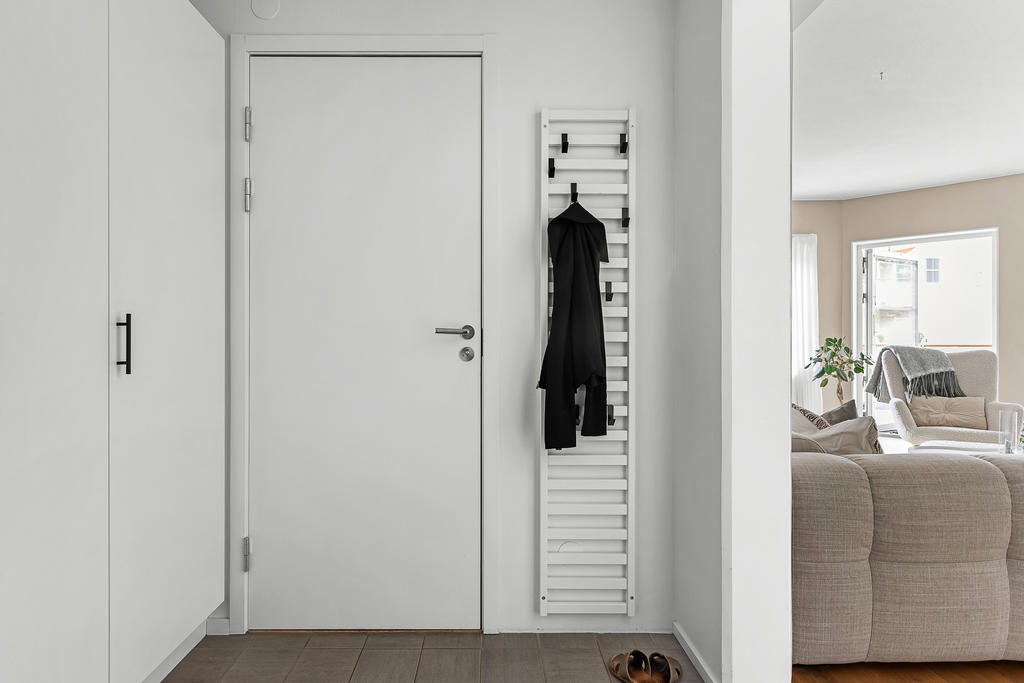 Hall med dörr till WC & duschrum