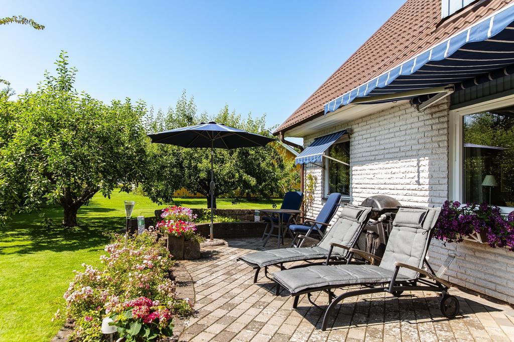 På baksidan, i soligt söderläge, finns en stenlagd uteplats där solstolarna lockar till långa, lata sommardagar.