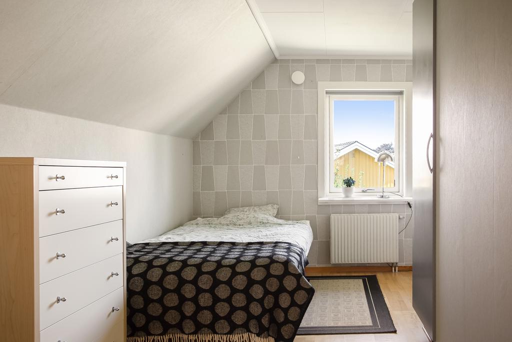 På övre plan finns även två sovrum med snedtak
