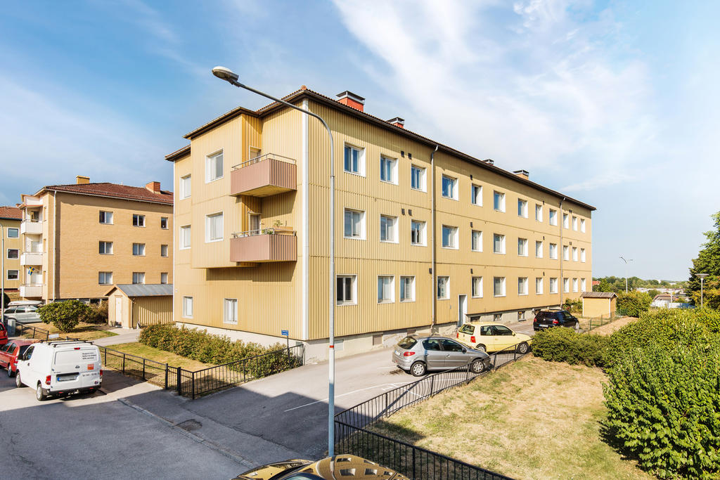 Lägenheten är belägen mot en lugn gata. 