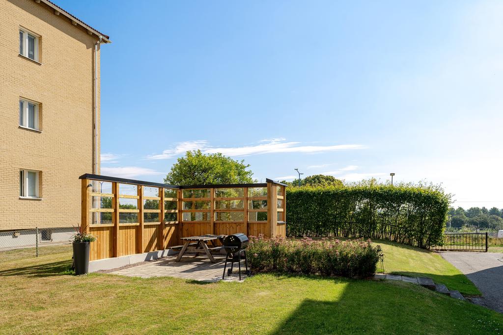 Gemensam pergola med grill för varma dagar