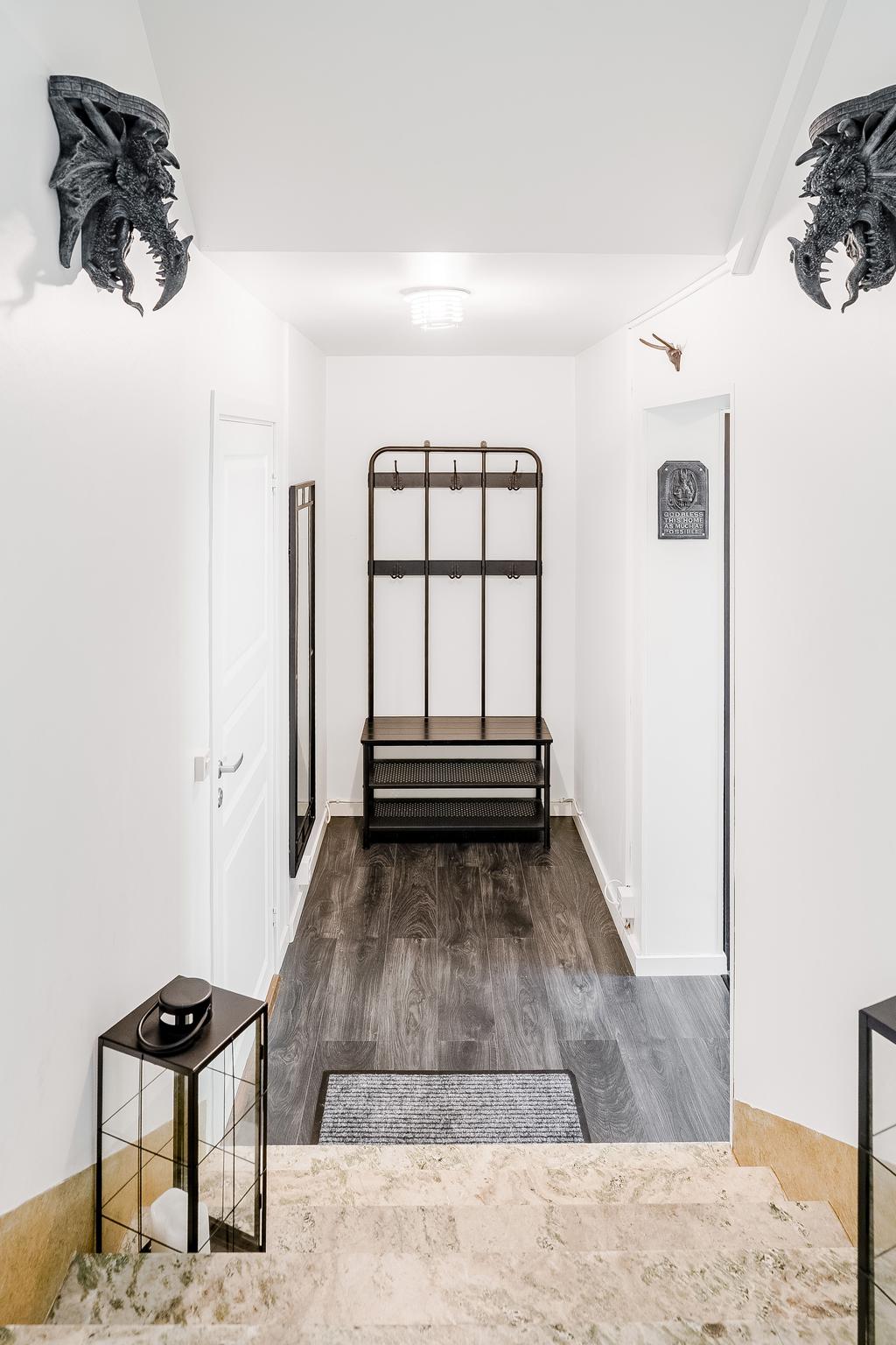 Från dörren, en stentrappa och möblerbar hall. 