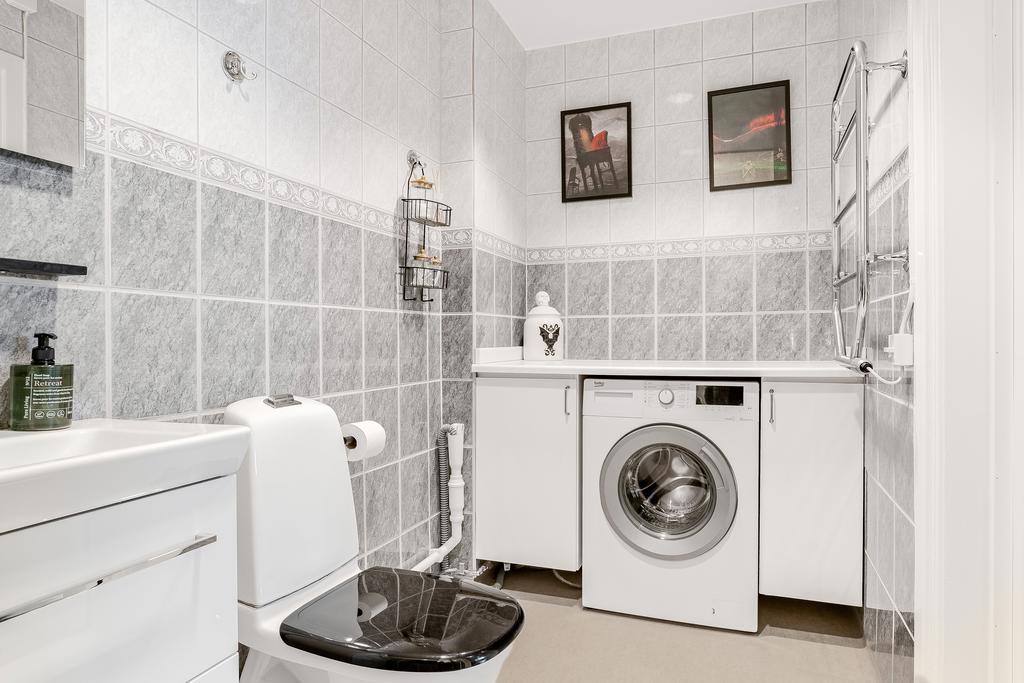 Duschrum med egen tvättmaskin och arbetsbänk. 