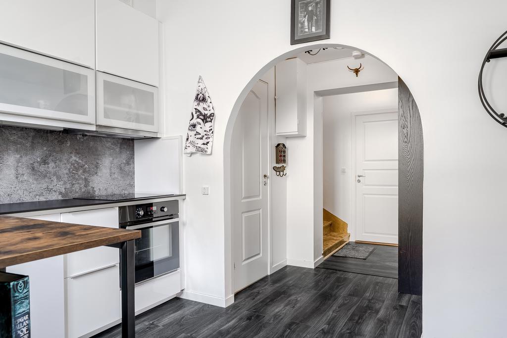 I hallen finns både separat garderob och en klädkammare