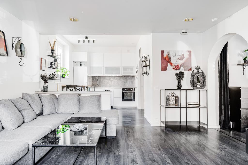 Öppen planlösning mellan kök och vardagsrum