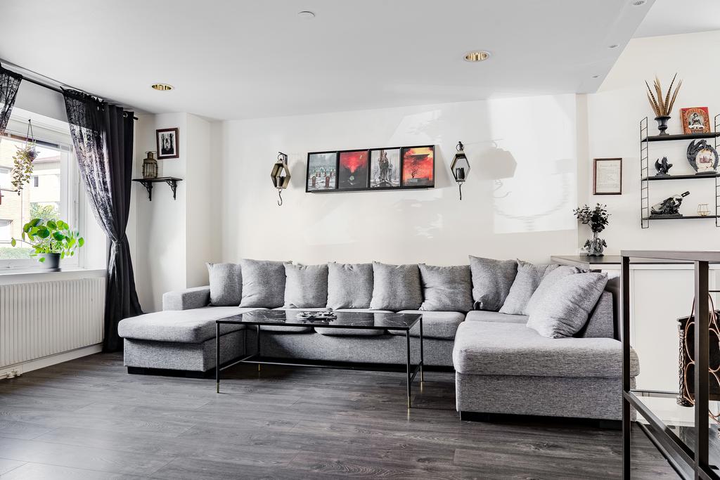 Vardagsrum med integrerad belysning. 