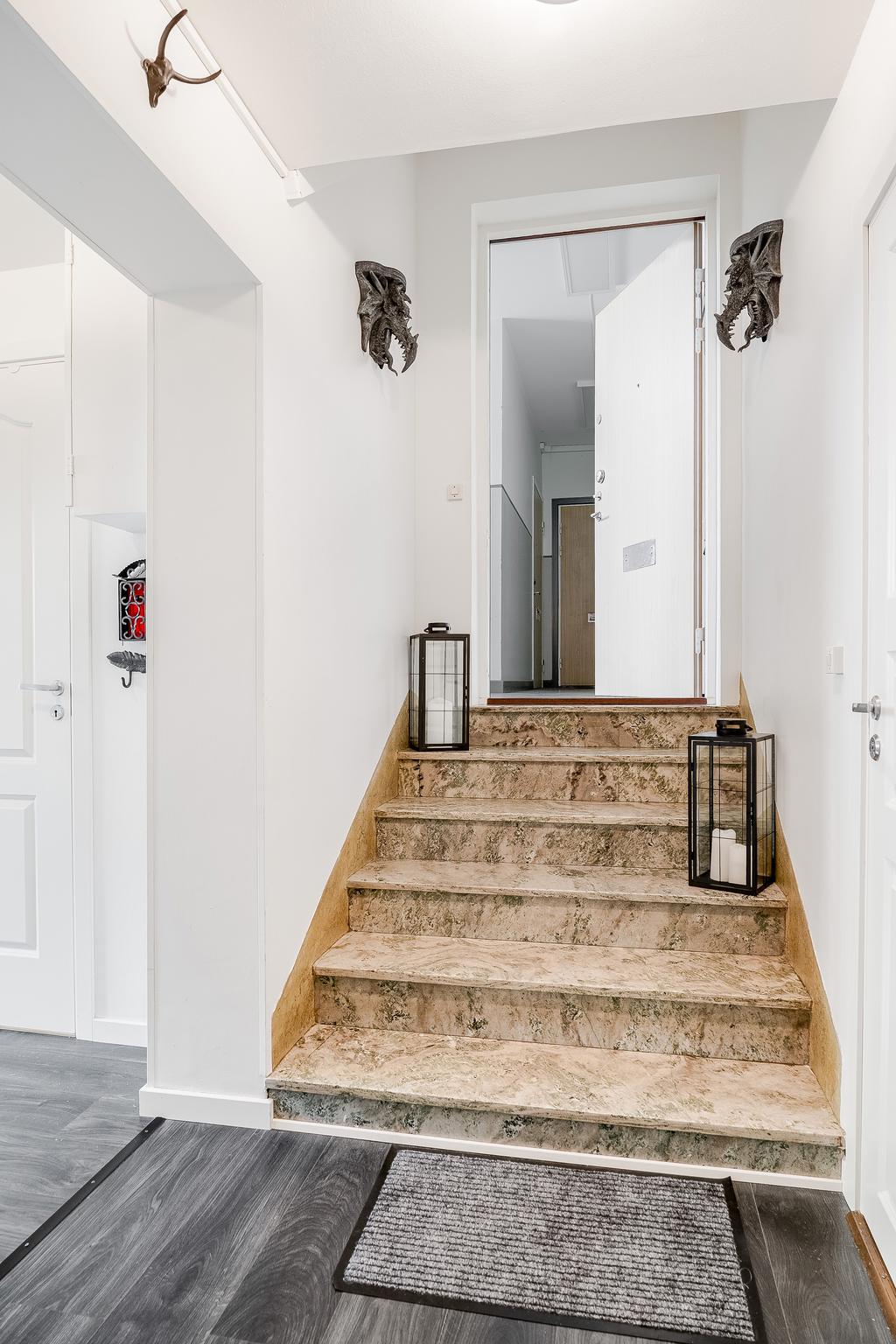 Entré med en stentrappa in i lägenheten. 