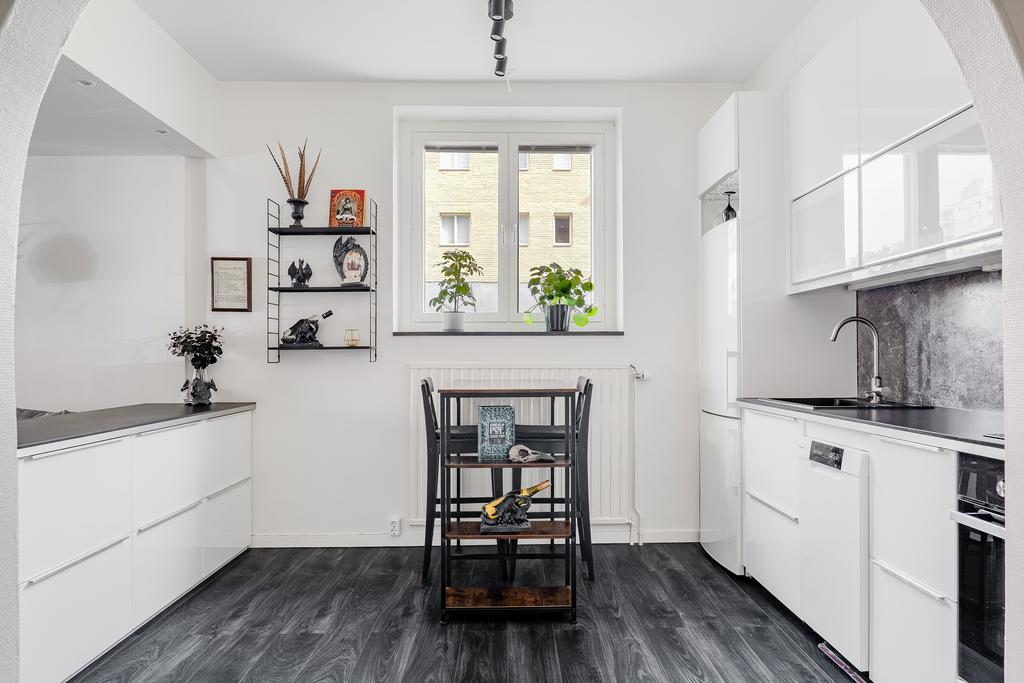 Kök med gott om förvaring. 