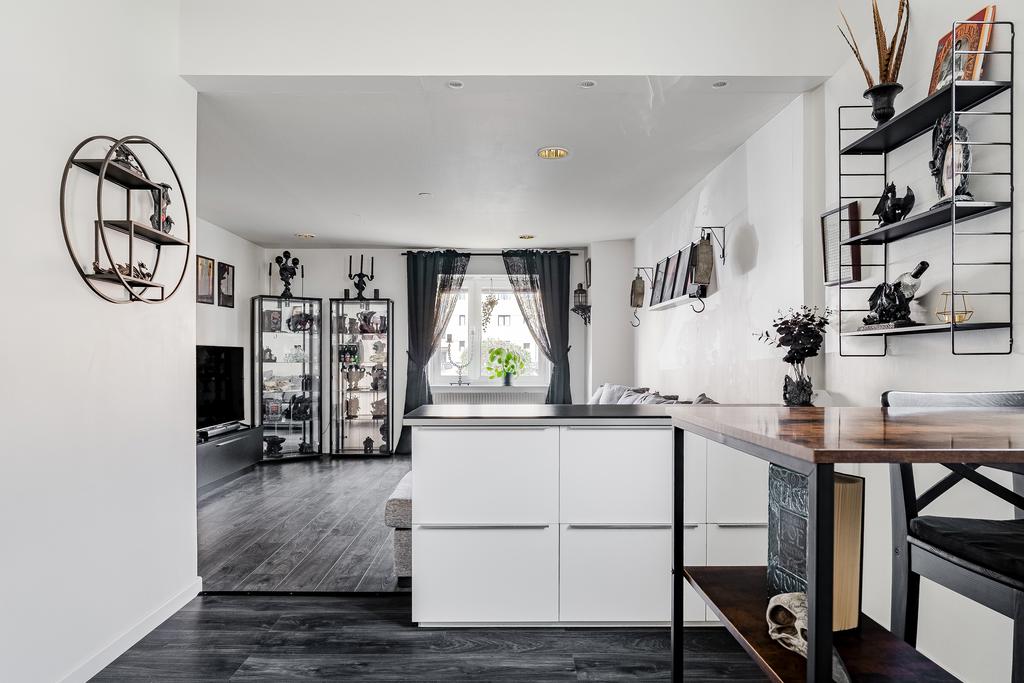 Köksö som skärmar av mot vardagsrum. Bardel från vardagsrum. 