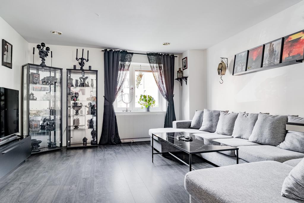 Vardagsrum. Hela lägenheten är renoverad 2017.