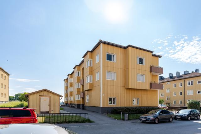 Apelgatan 24A. Fönstren mot lugn gata. 