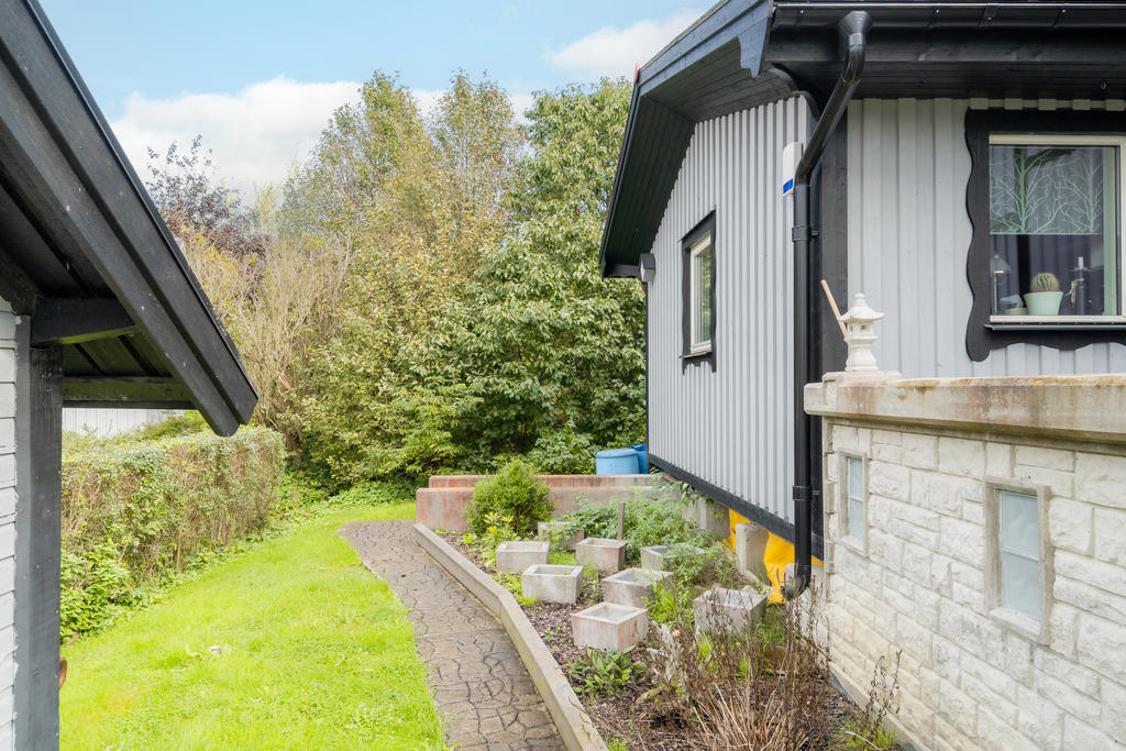 Del av trädgård (trapp till källardel)