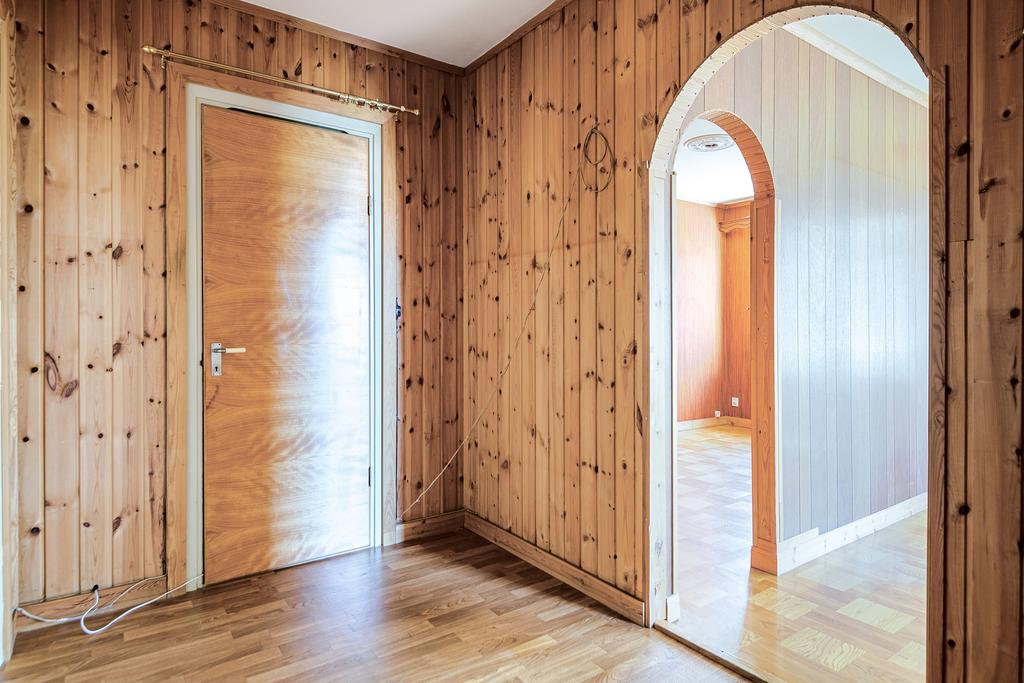 Den inre hallen där möjligheten finns för ett kontor och ett förråd finns bakom dörren. 