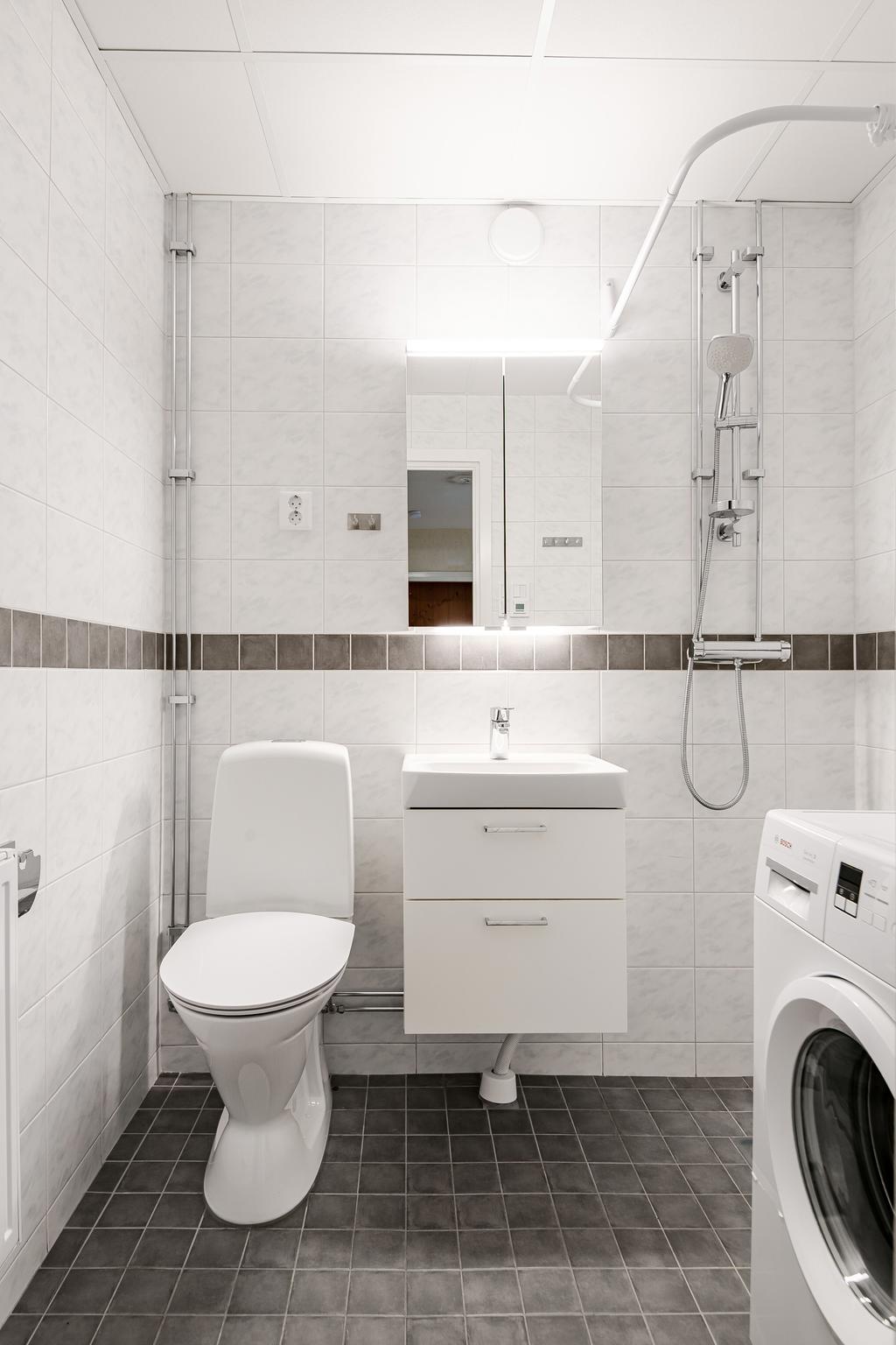Renoverad WC med dusch och egen tvättmaskin. 
