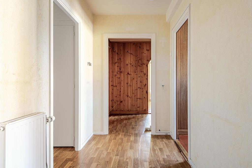 Välkommen in, vy från hallen mot innerhall/vardagsrum. 