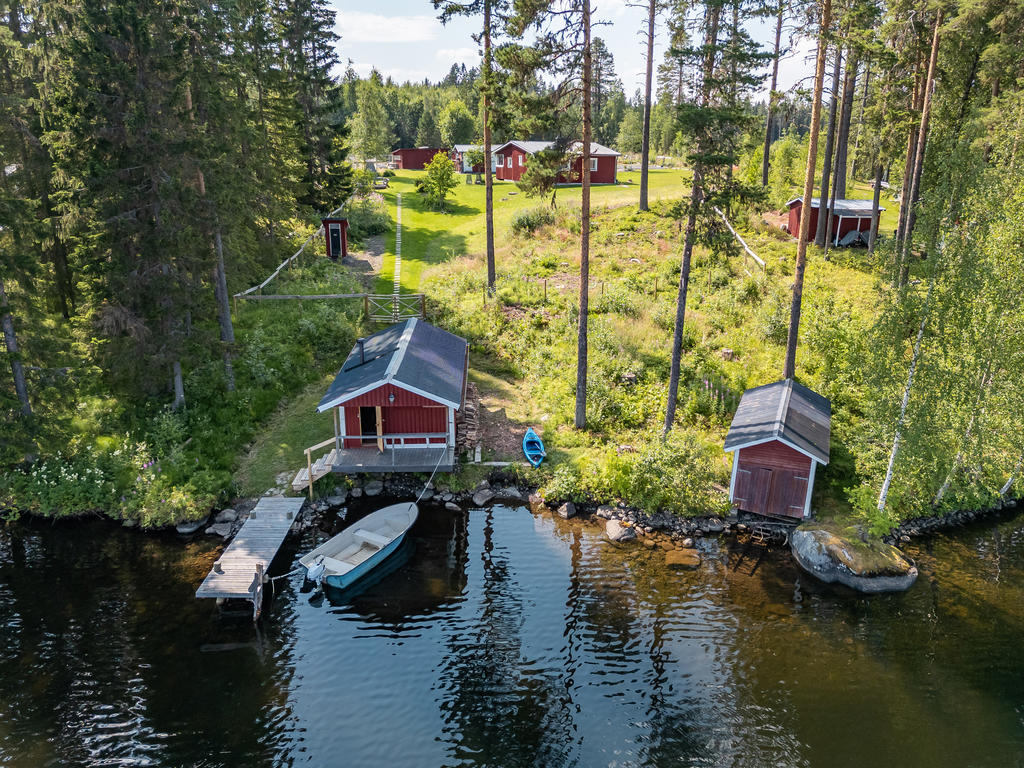 Båthus och brygga vid stranden.