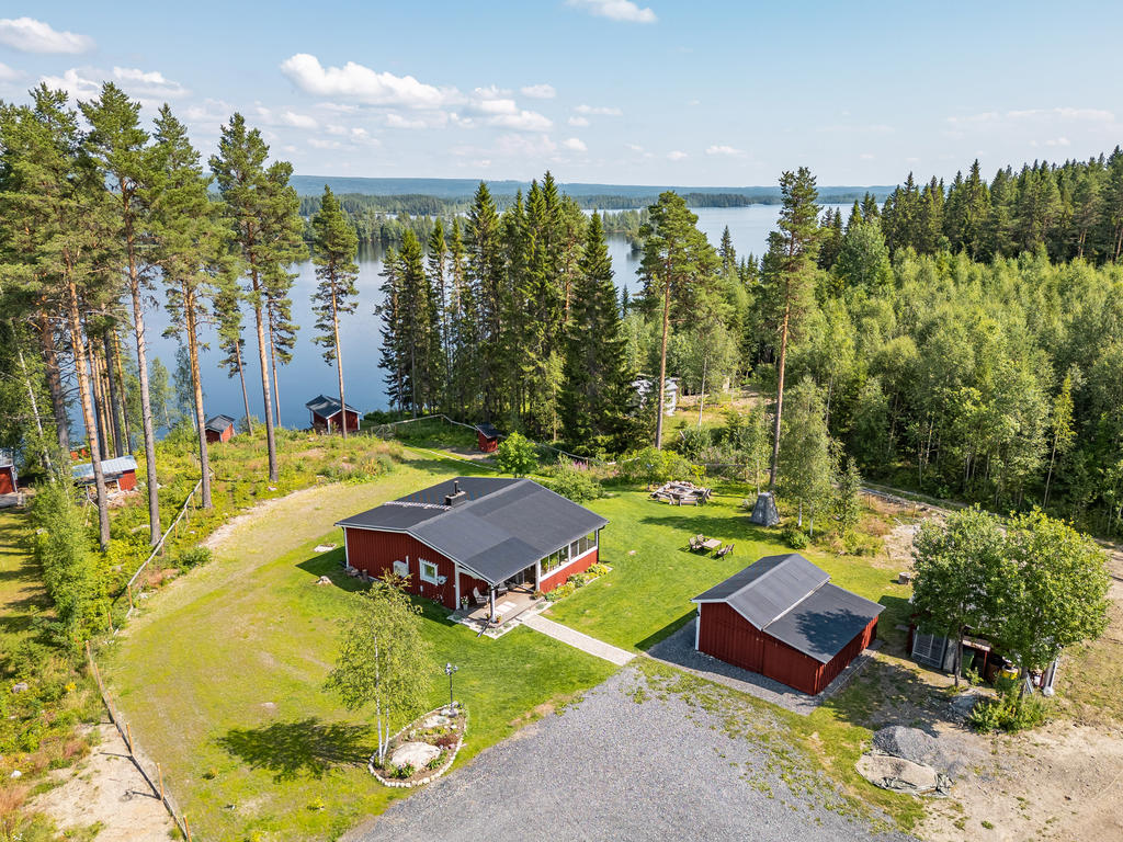 Här finns parkeringsyta, förråd, dass, båthus med bastu, brygga  och grillplats.