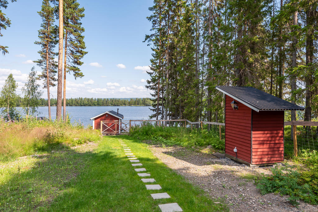 Härlig gång ner till båthus och brygga