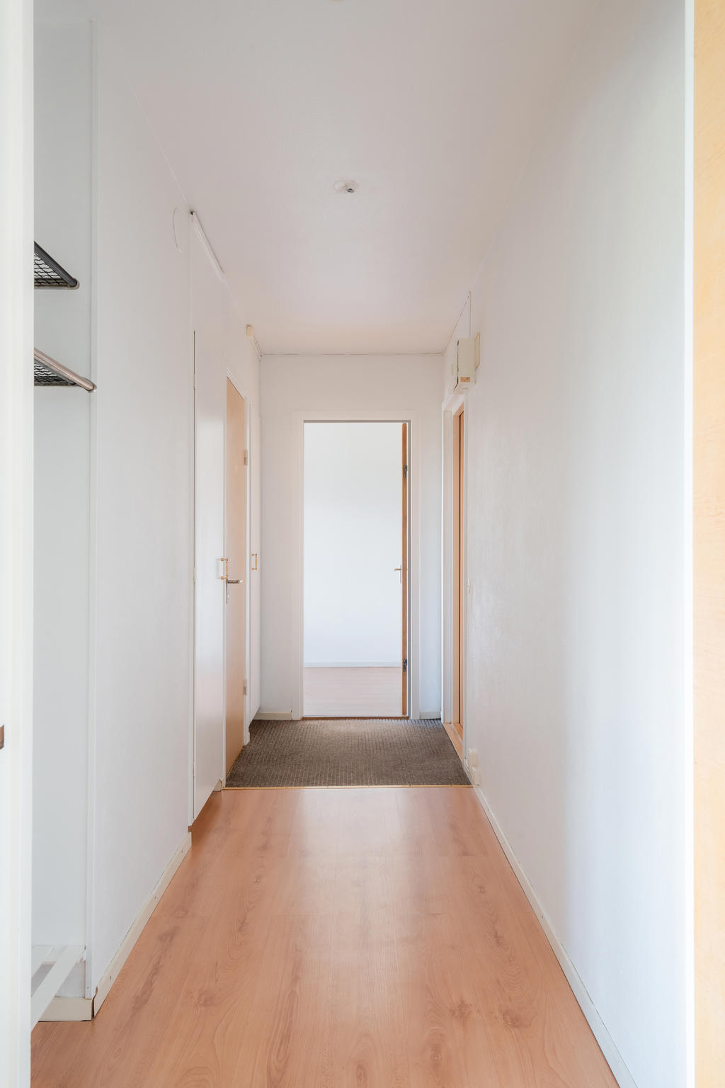 Hall med två inbyggda garderober (original) samt utrymme för hatt- och skohylla