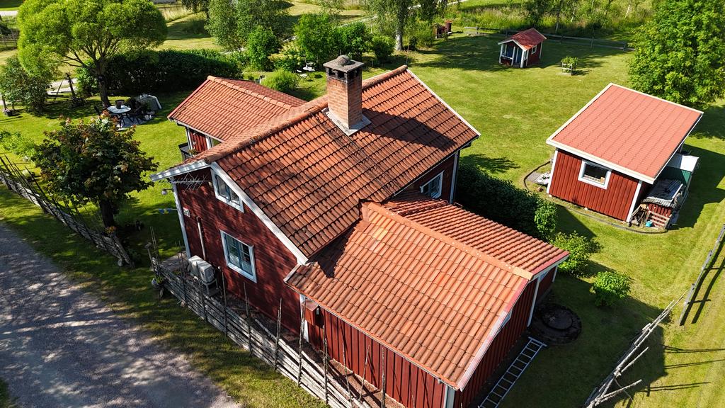 Taket byttes ut på fastighetens högra del under 2019.