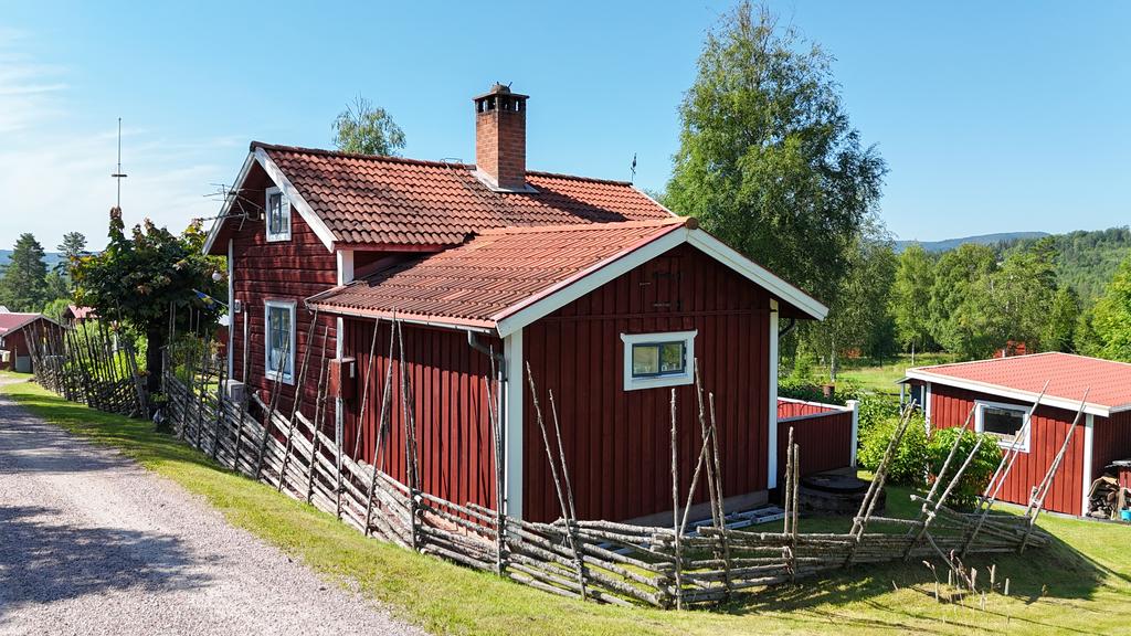 Husets baksida.