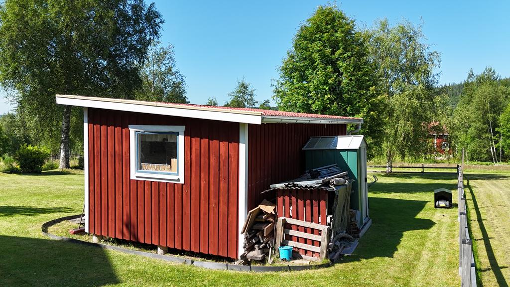 På baksidan av gäststugan finns förvaring.