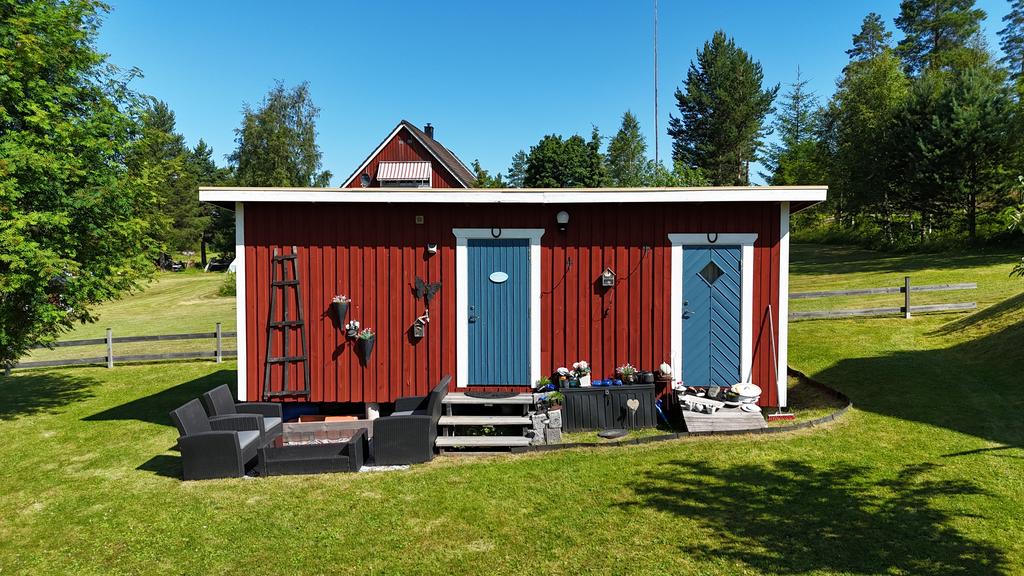 Gästhus med plats för två sängar. Finns även ett förberett utrymme för förbrännings toalett. Sommarvatten finns att tillgå.