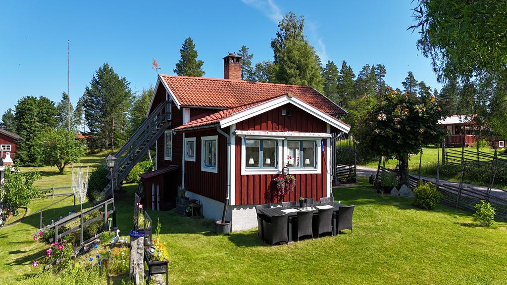 Huset har en utbyggnad med mycket fönster. Ger ett härligt ljusinsläpp!