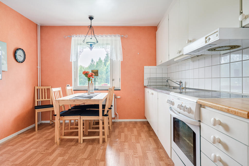 Praktiskt kök med plats för matgrupp.