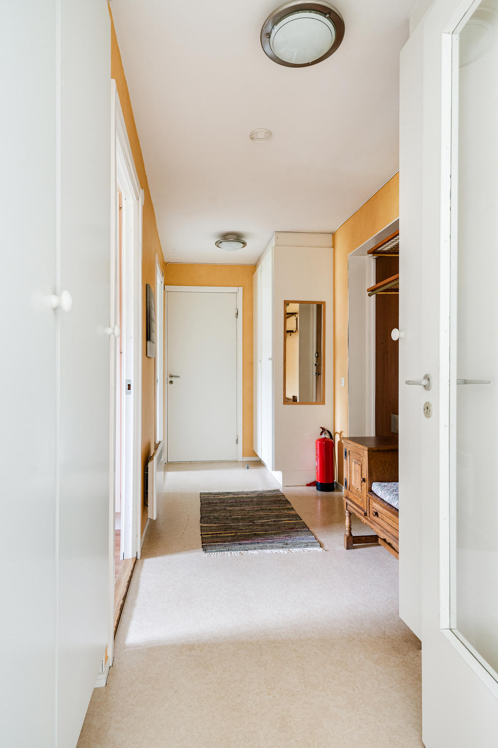 Hall med inbyggda garderober.