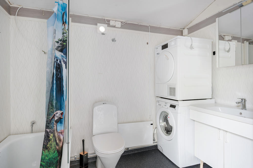 Badrum med våtrumsmatta på golv och väggar