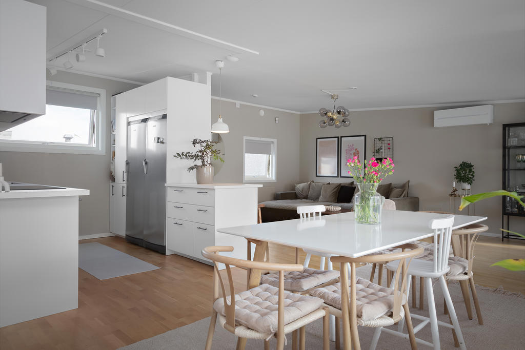 Öppen planlösning med kök, matplats och vardagsrum 